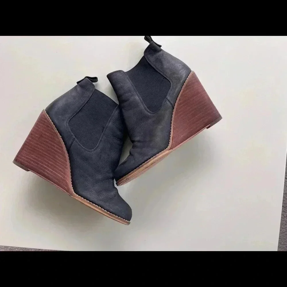 Hinge Tucker wedge booties